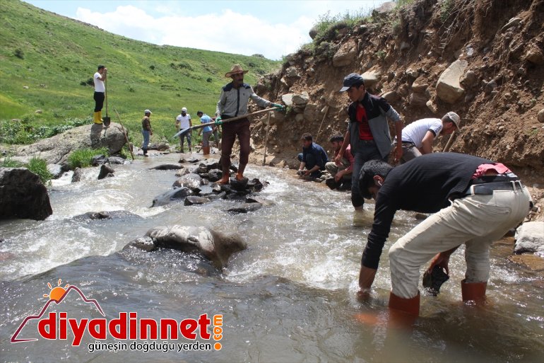 Hayvanları için her yıl 169 yıllık su kanalını temizliyorlar - AĞRI10