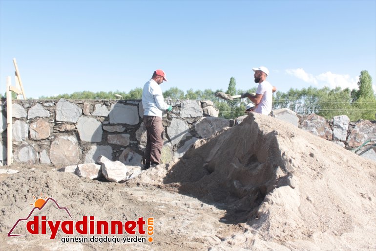 Kavurucu sıcakta ekmeklerini taştan çıkartıyorlar - AĞRI1