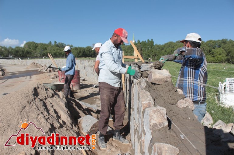 Kavurucu sıcakta ekmeklerini taştan çıkartıyorlar - AĞRI4