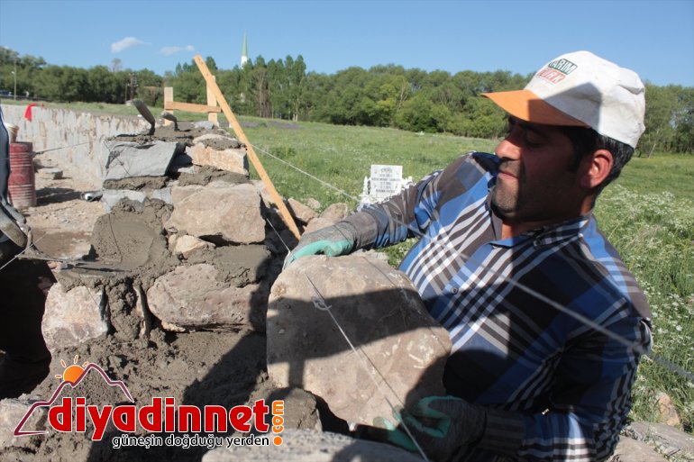 Kavurucu sıcakta ekmeklerini taştan çıkartıyorlar - AĞRI5