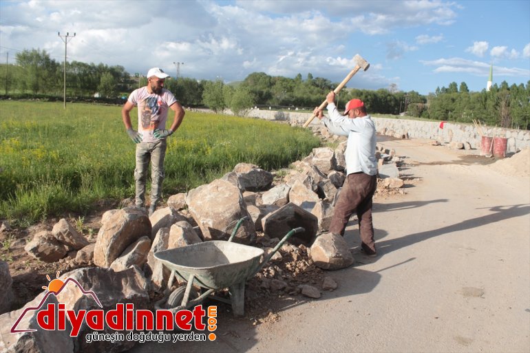Kavurucu sıcakta ekmeklerini taştan çıkartıyorlar - AĞRI6