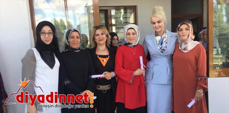 Okuma yazma öğrenen kadınlar sertifikalarını aldı 3