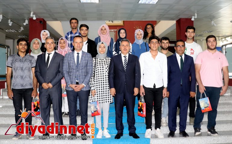 Ağrı Valisi Elban, YKS'de başarılı olan öğrencileri kabul etti