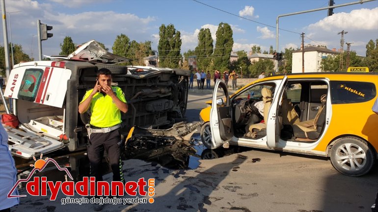 Ağrı'da ambulansla taksi çarpıştı: 7 yaralı