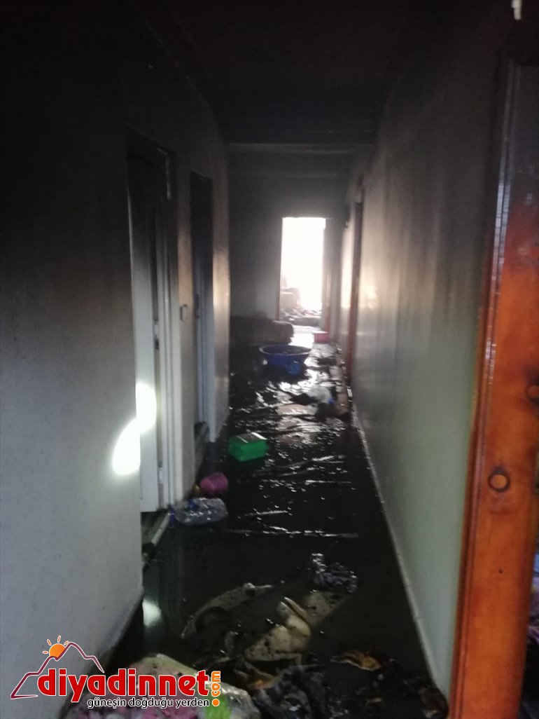 Anne evdeki yangından çocuklarını battaniye ile kurtardı