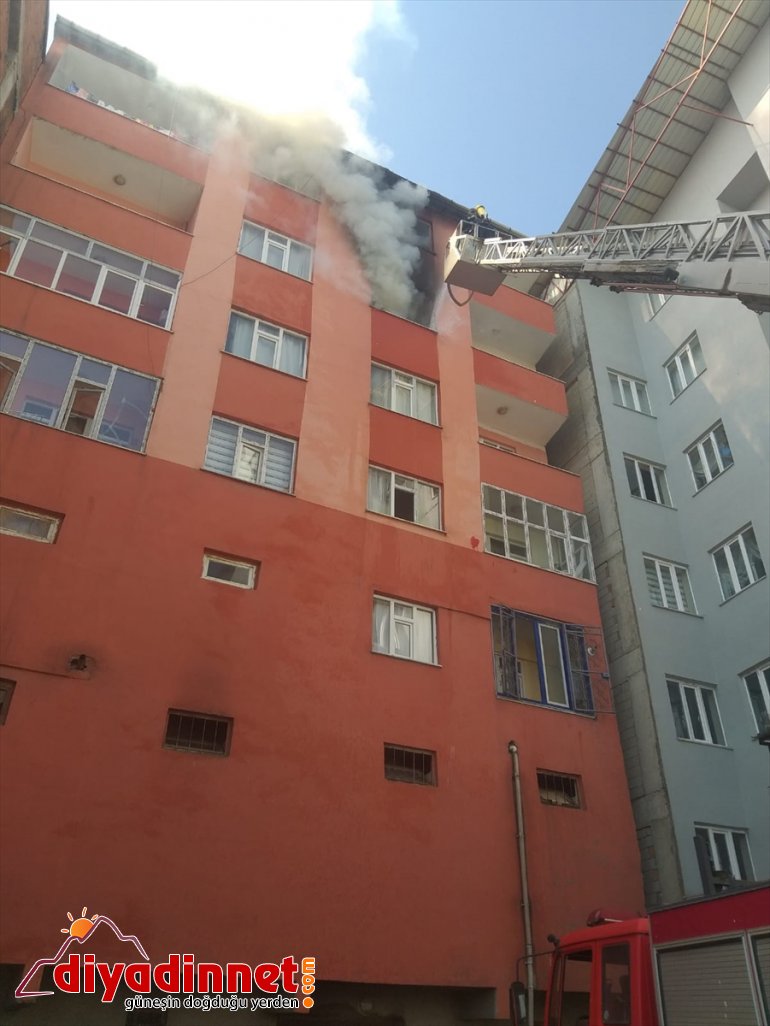 Anne evdeki yangından çocuklarını battaniye ile kurtardı5