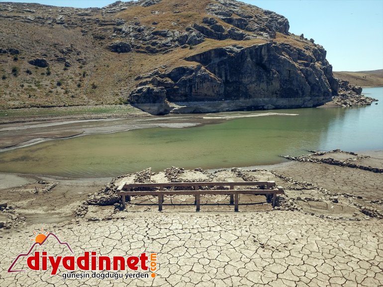 Baraj suları çekilince eski köy yeniden göründü