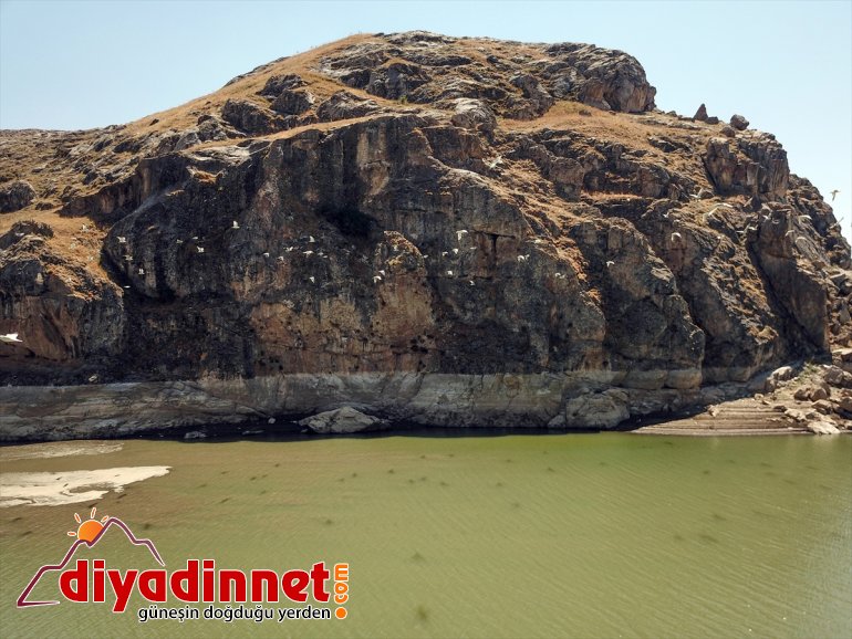 Baraj suları çekilince eski köy yeniden göründü11