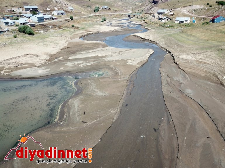 Baraj suları çekilince eski köy yeniden göründü3