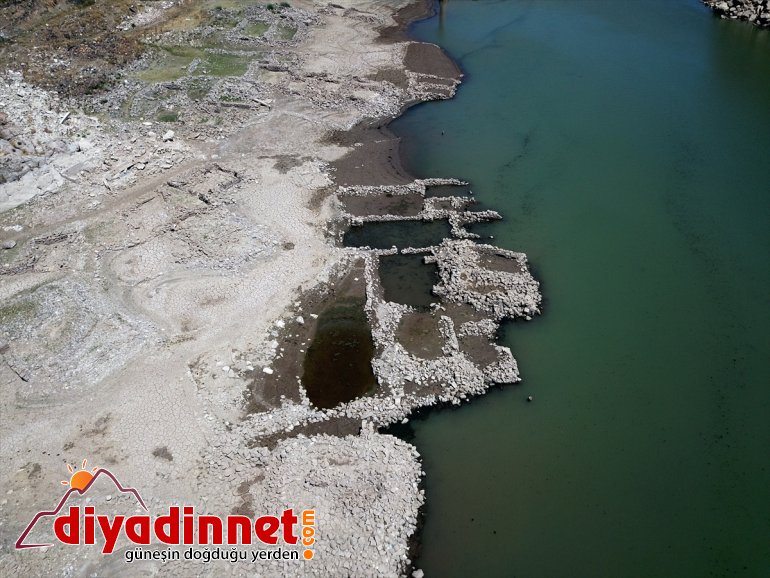 Baraj suları çekilince eski köy yeniden göründü10