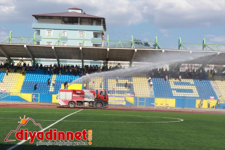 Sıcaktan bunalan taraftarları itfaiye serinletti - AĞRI 1