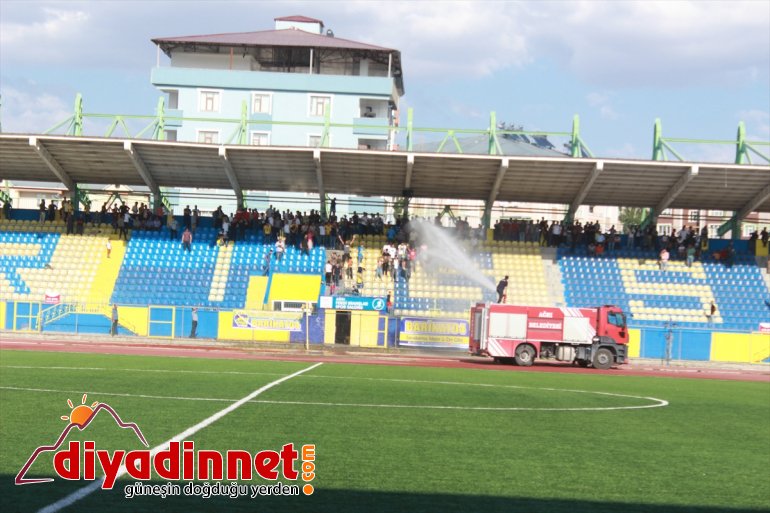 Sıcaktan bunalan taraftarları itfaiye serinletti - AĞRI 2