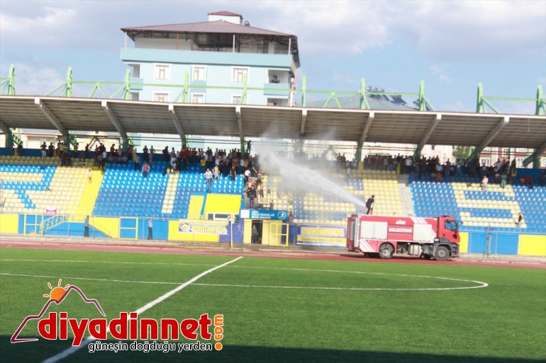 Sıcaktan bunalan taraftarları itfaiye serinletti - AĞRI 3