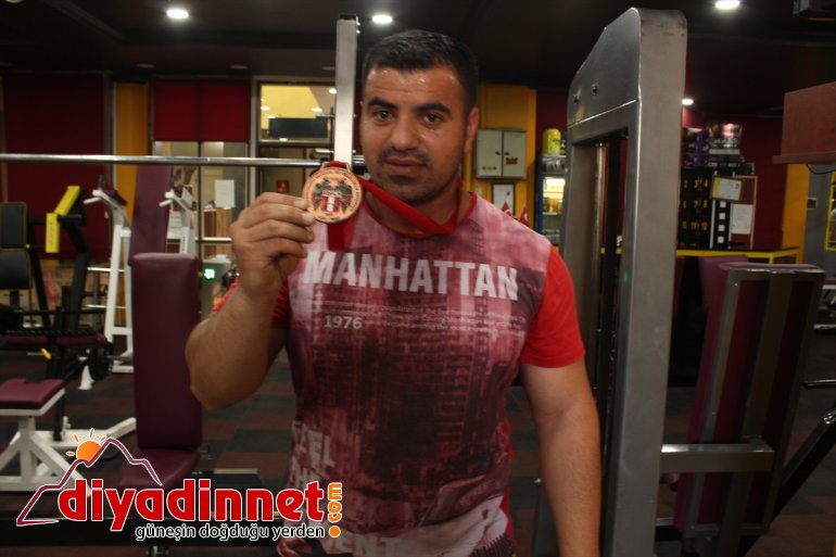 Tırpanla ot biçip taş kaldırarak halter şampiyonalarına hazırlanıyor - AĞRI 14