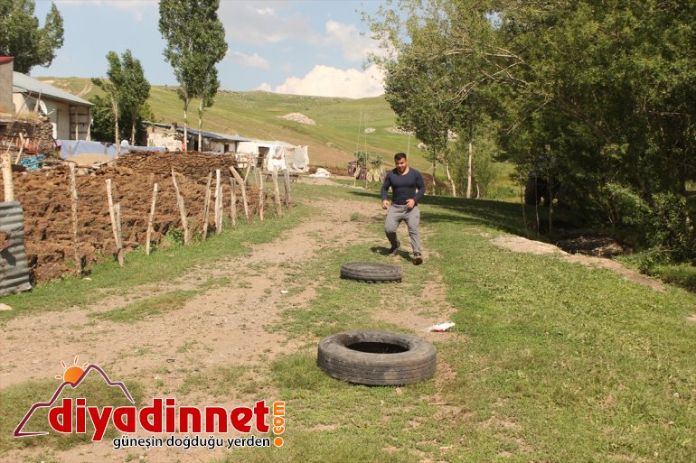 Tırpanla ot biçip taş kaldırarak halter şampiyonalarına hazırlanıyor - AĞRI 8