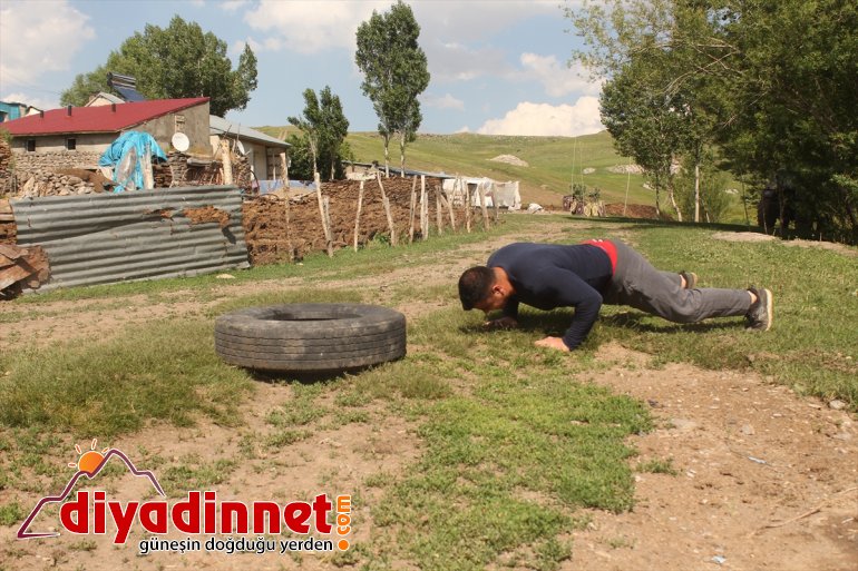 Tırpanla ot biçip taş kaldırarak halter şampiyonalarına hazırlanıyor - AĞRI 9