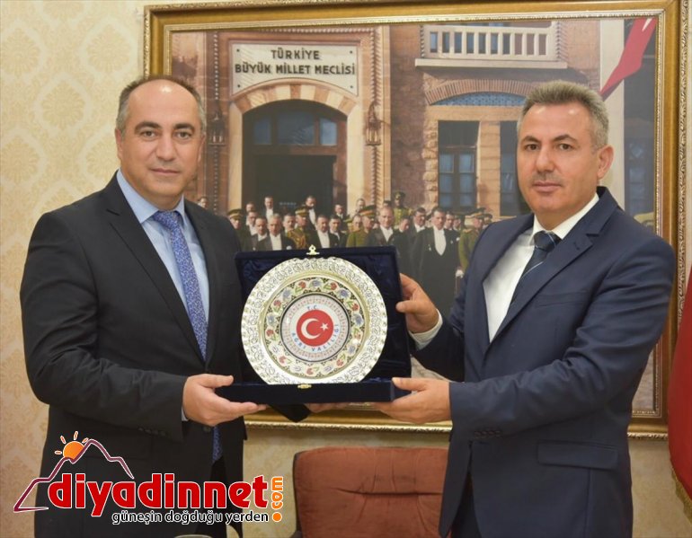 Vali Elban'dan tayin olan vali yardımcıları ve kaymakamlara plaket