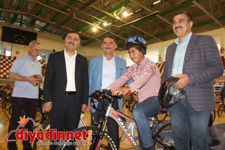 Yetim ve öksüz çocuklara bayramlık bisiklet 3