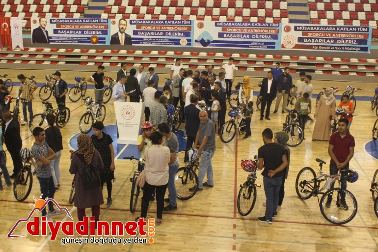 Yetim ve öksüz çocuklara bayramlık bisiklet 6