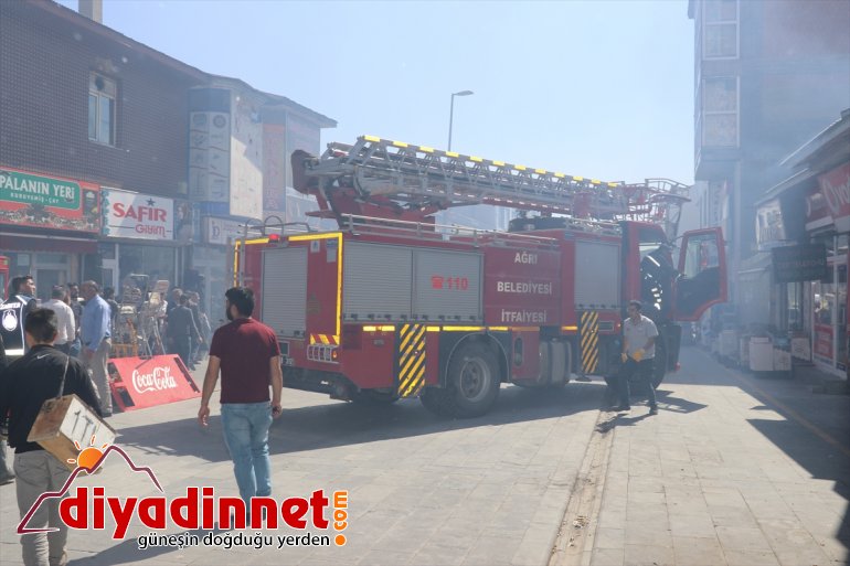 Ağrı'da boş alanda çıkan yangın söndürüldü