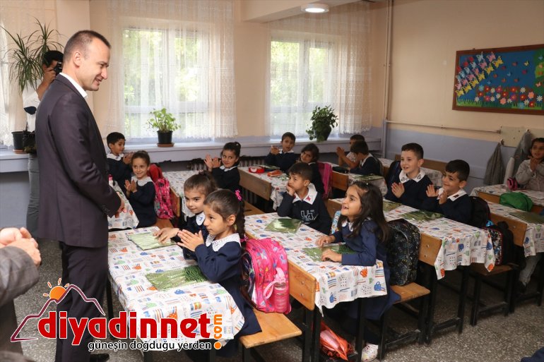 Bombaların sessizliğe mahkum ettiği Afgan çocuğa işitme cihazı desteği - AĞRI11