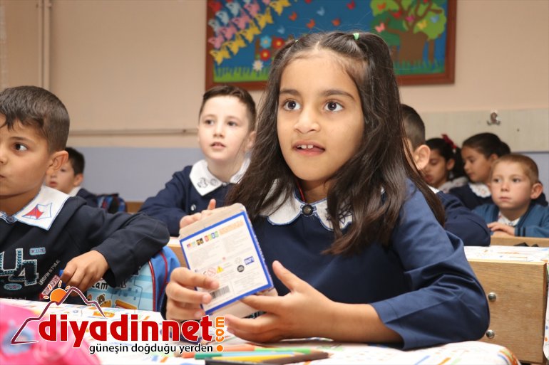 Bombaların sessizliğe mahkum ettiği Afgan çocuğa işitme cihazı desteği - AĞRI8