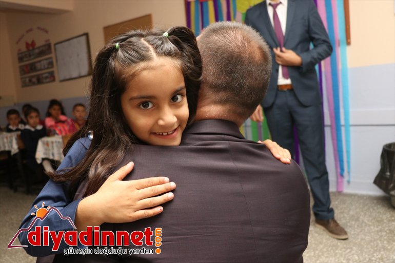 Bombaların sessizliğe mahkum ettiği Afgan çocuğa işitme cihazı desteği - AĞRI9