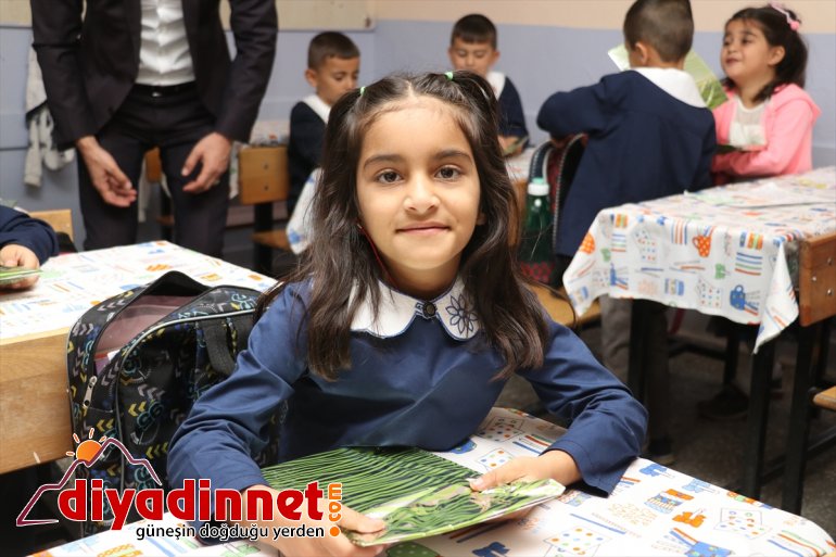 Bombaların sessizliğe mahkum ettiği Afgan çocuğa işitme cihazı desteği - AĞRI10