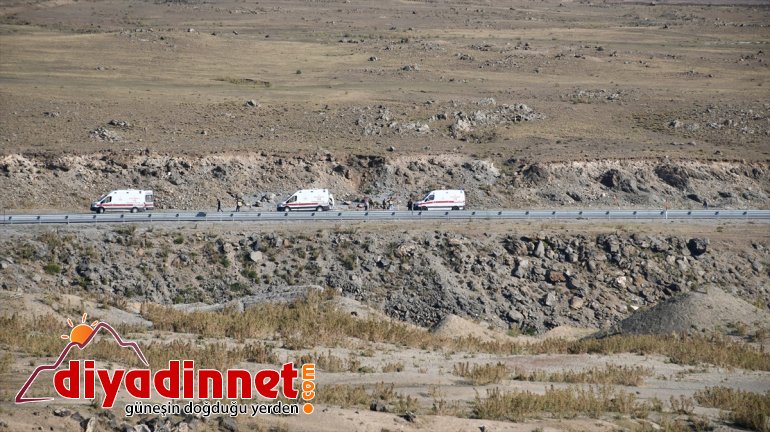 Düzensiz göçmenleri taşıyan minibüs devrildi: 2 ölü, 30 yaralı
