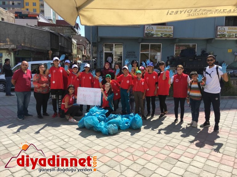 Gönüllü gençler cadde ve sokaklarda çöp topladı