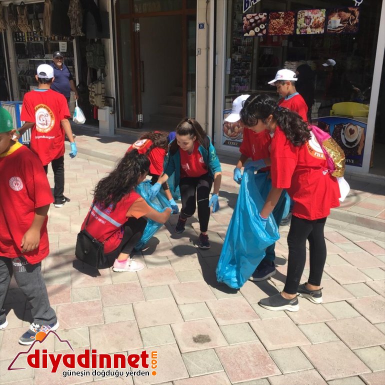 Gönüllü gençler cadde ve sokaklarda çöp topladı2