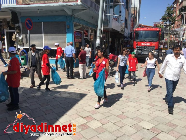 Gönüllü gençler cadde ve sokaklarda çöp topladı3
