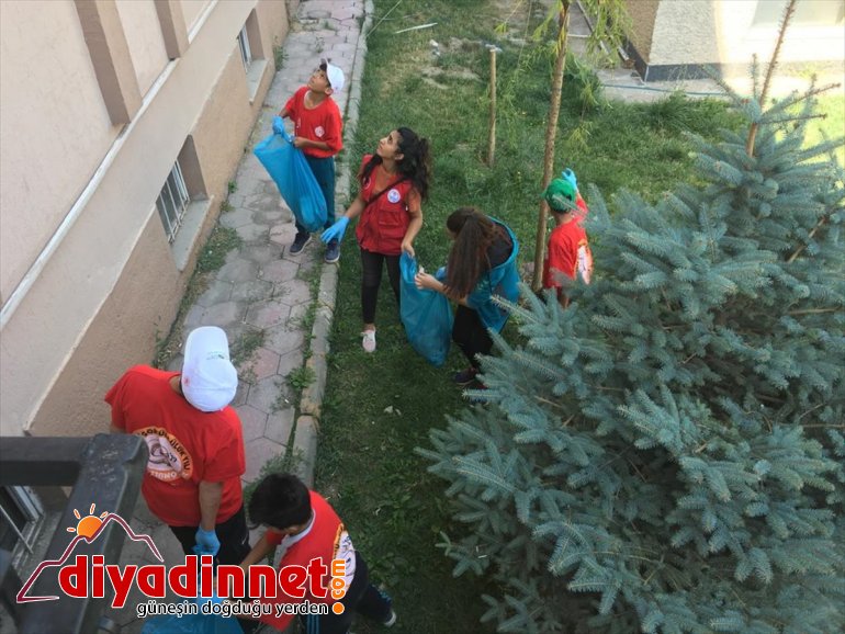 Gönüllü gençler cadde ve sokaklarda çöp topladı4