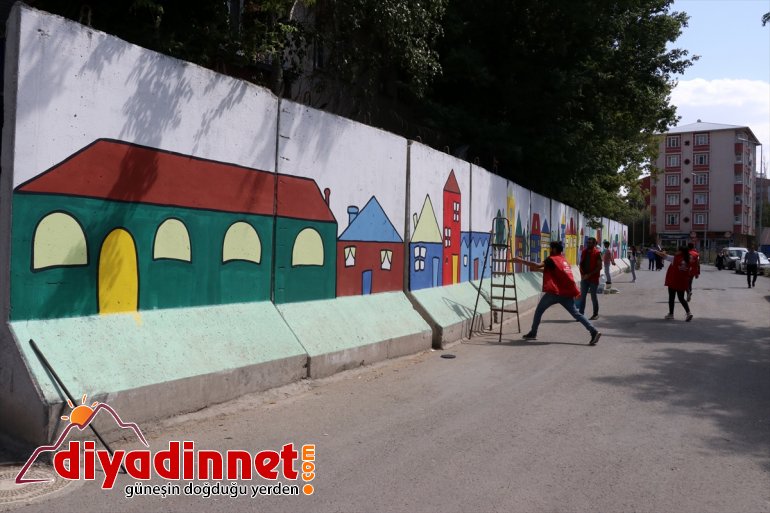 Gönüllü gençler kurumların beton bariyerlerini boyadı