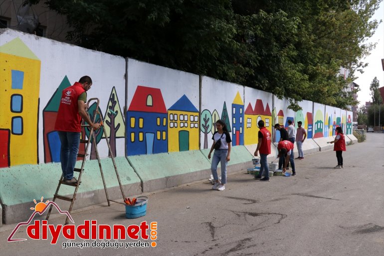Gönüllü gençler kurumların beton bariyerlerini boyadı2