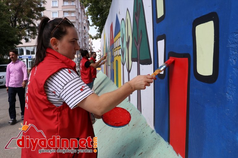 Gönüllü gençler kurumların beton bariyerlerini boyadı3