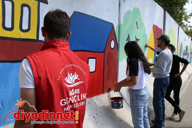 Gönüllü gençler kurumların beton bariyerlerini boyadı4