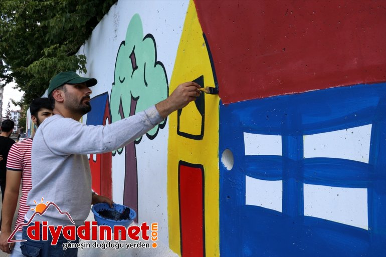 Gönüllü gençler kurumların beton bariyerlerini boyadı5
