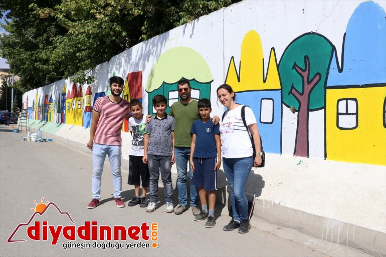 Gönüllü gençler kurumların beton bariyerlerini boyadı6