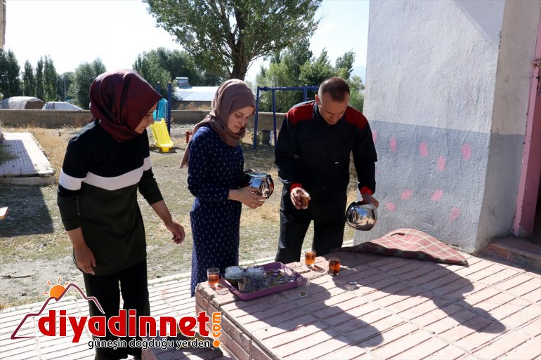 Milli Eğitim Müdürü tulum giyip okulu boyadı5