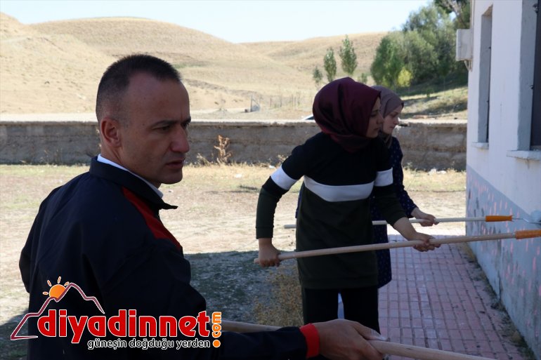 Milli Eğitim Müdürü tulum giyip okulu boyadı6