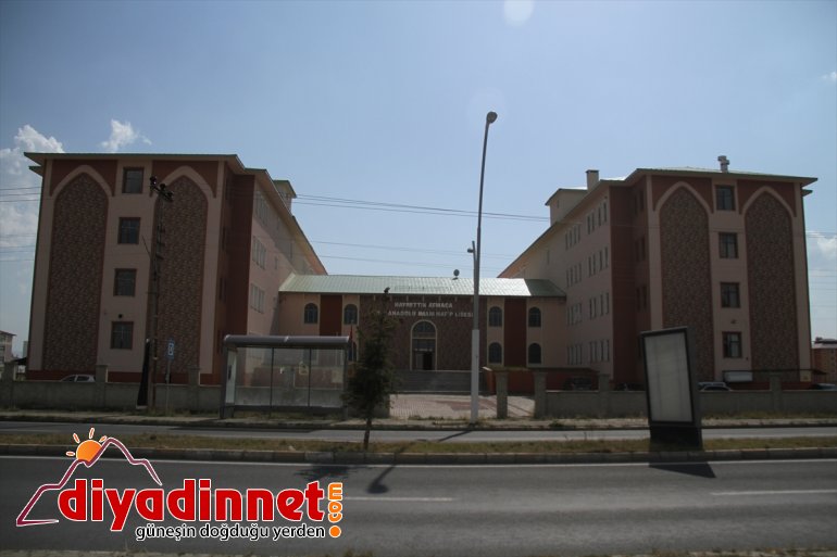 Okula yeni başlayan öğrencileri karanfillerle karşıladılar1