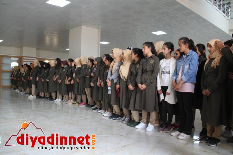 Okula yeni başlayan öğrencileri karanfillerle karşıladılar2