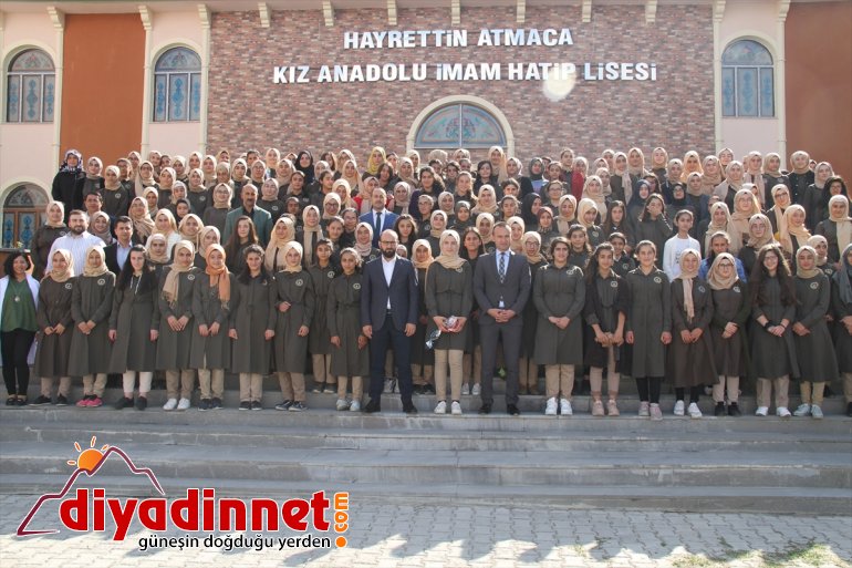 Okula yeni başlayan öğrencileri karanfillerle karşıladılar3