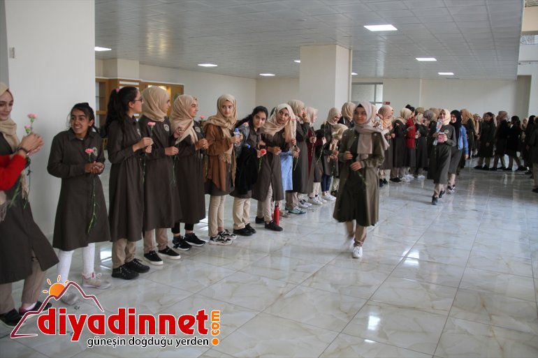Okula yeni başlayan öğrencileri karanfillerle karşıladılar4