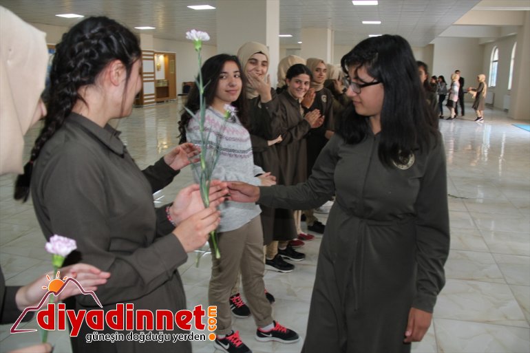 Okula yeni başlayan öğrencileri karanfillerle karşıladılar
