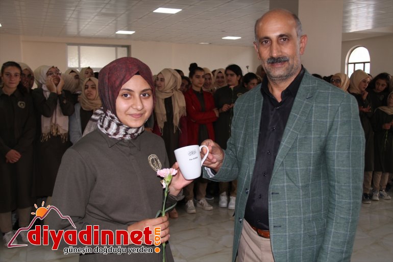 Okula yeni başlayan öğrencileri karanfillerle karşıladılar6