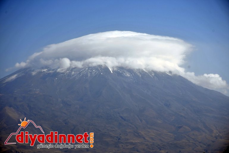 'Türkiye'nin çatısı' Ağrı Dağı sis bulutuyla büyüledi