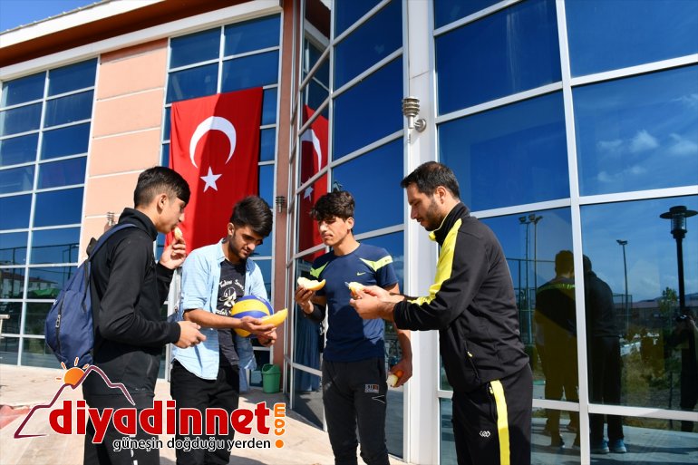Ağrılı gençler sattıkları ürünleri Mehmetçiğe gönderecek6