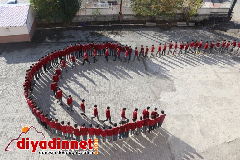 Ağrılı öğrencilerden ay yıldızlı koreografi 1